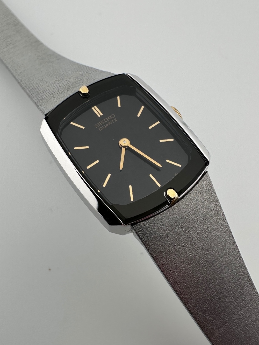 Vintage 1973 Seiko Women’s Quartz Watch 18mm Black Dial 1400-8500